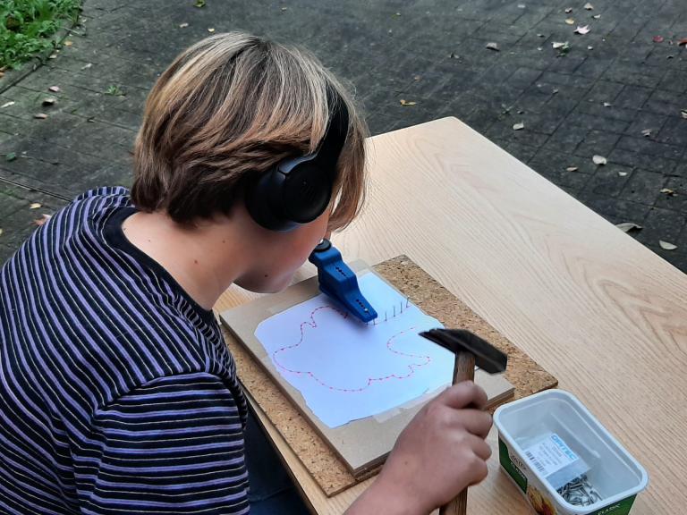 leerling maakt gebruik van hulpmiddel