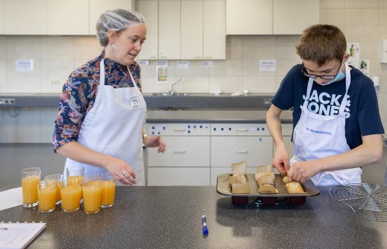 Therapeut ondersteunt in de kookles
